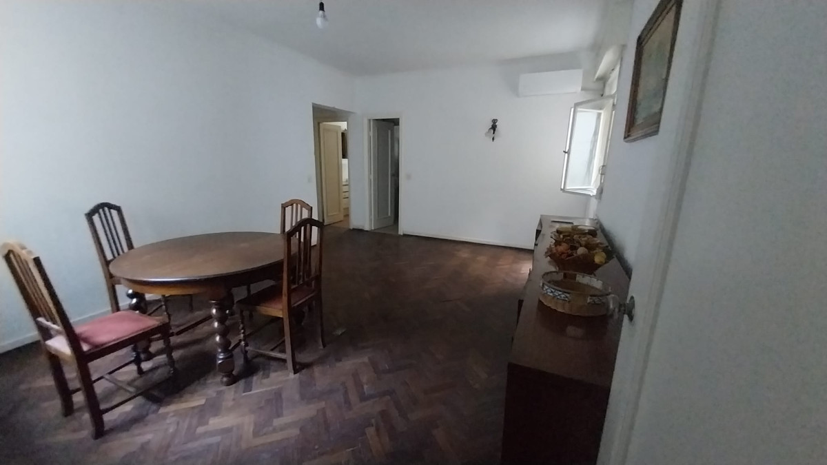 Alquiler o Venta Apartamento En Ciudad Vieja 2 Dormitorios Sobre Plaza Zabala