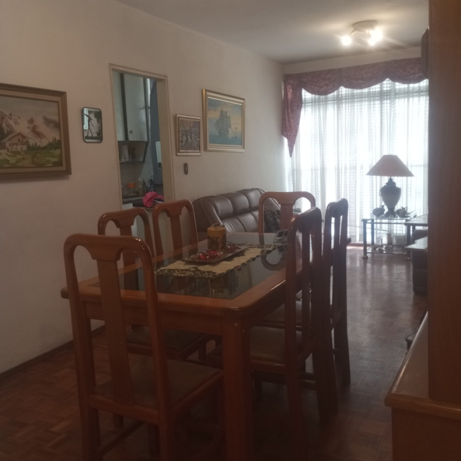 Muy Lindo Apartamento Amplio Con Balcones y Garage En Pocitos