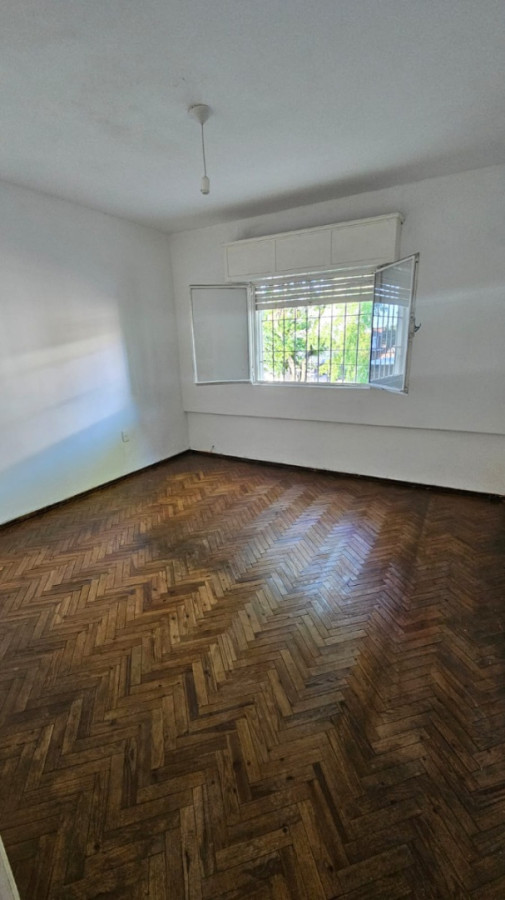 Alquiler De Casa 2 Dormitorios Con Terraza Excelente En Mercado Modelo