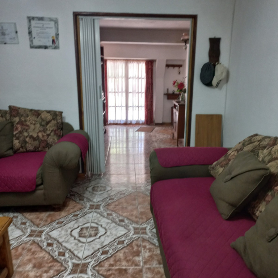 Casa Grande En Venta 2 Dormitorios Parrillero Garage Colon