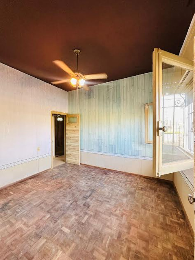 Oportunidad en Malvín Sur! Venta Casa En PH 2 Dormitorios Y Patio