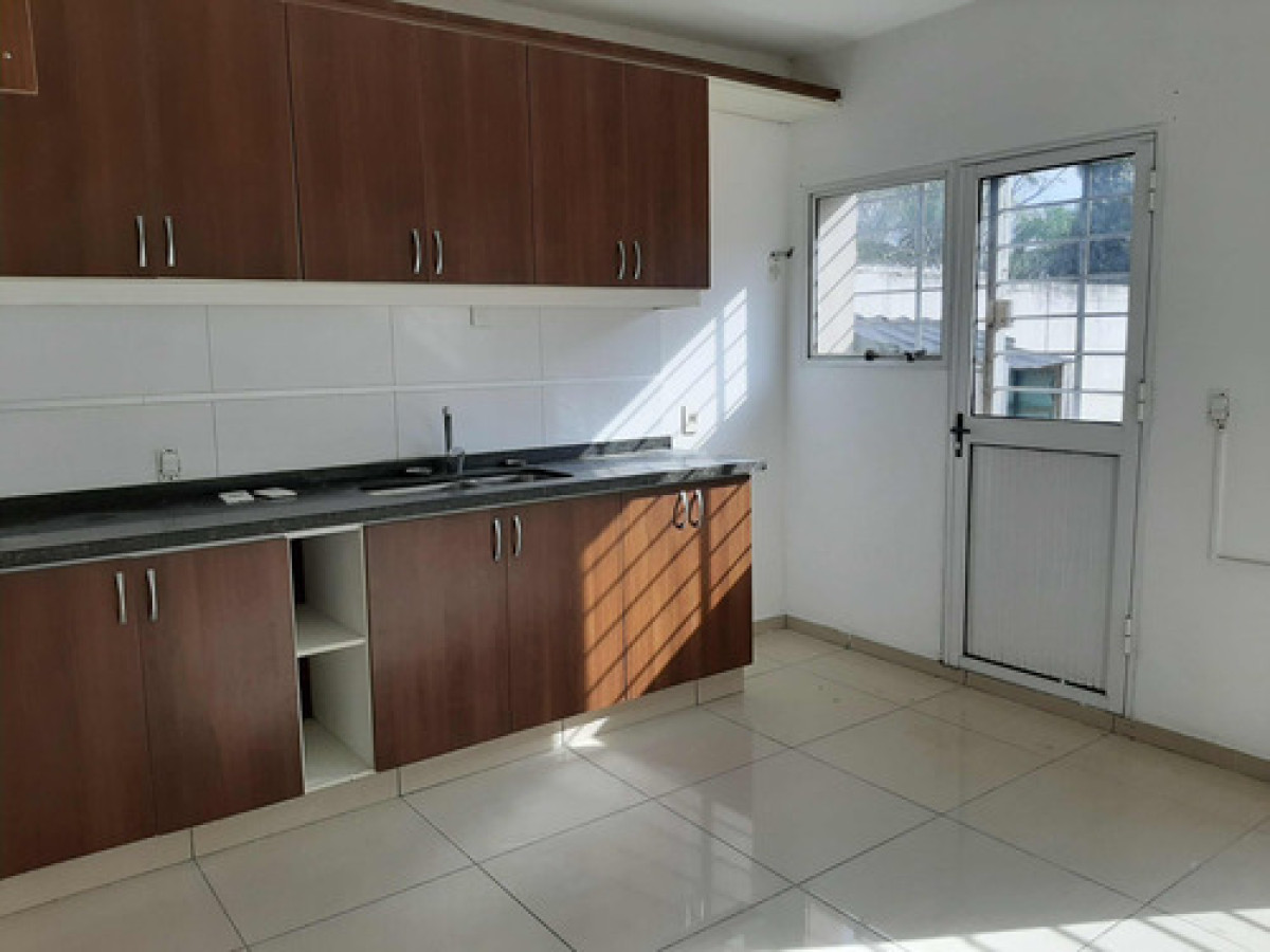 ALQUILER DE HERMOSA CASA DE DOS PLANTAS CON TRES DORMITORIOS EN SHANGRILÁ CANELONES