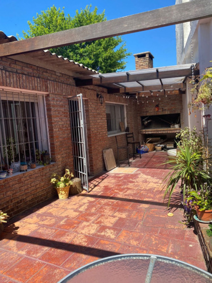 Encantadora Casa en Venta en Villa Española 2 dormitorios, 2 baños y garaje 3 autos!