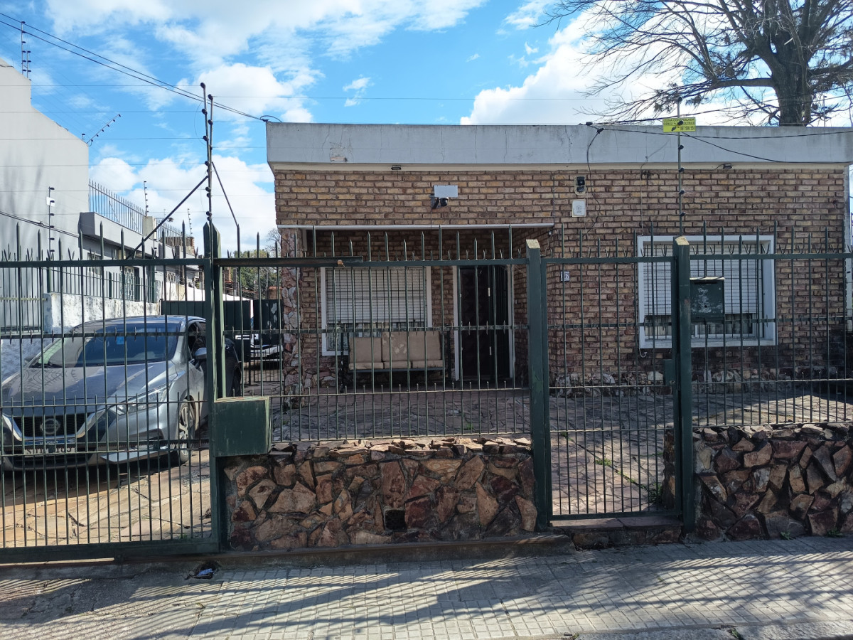 Venta Casa 3 Dormitorios Con Gran Terreno de 904 M2 Barbacoa Y Cochera Para 6 Autos En Belvedere