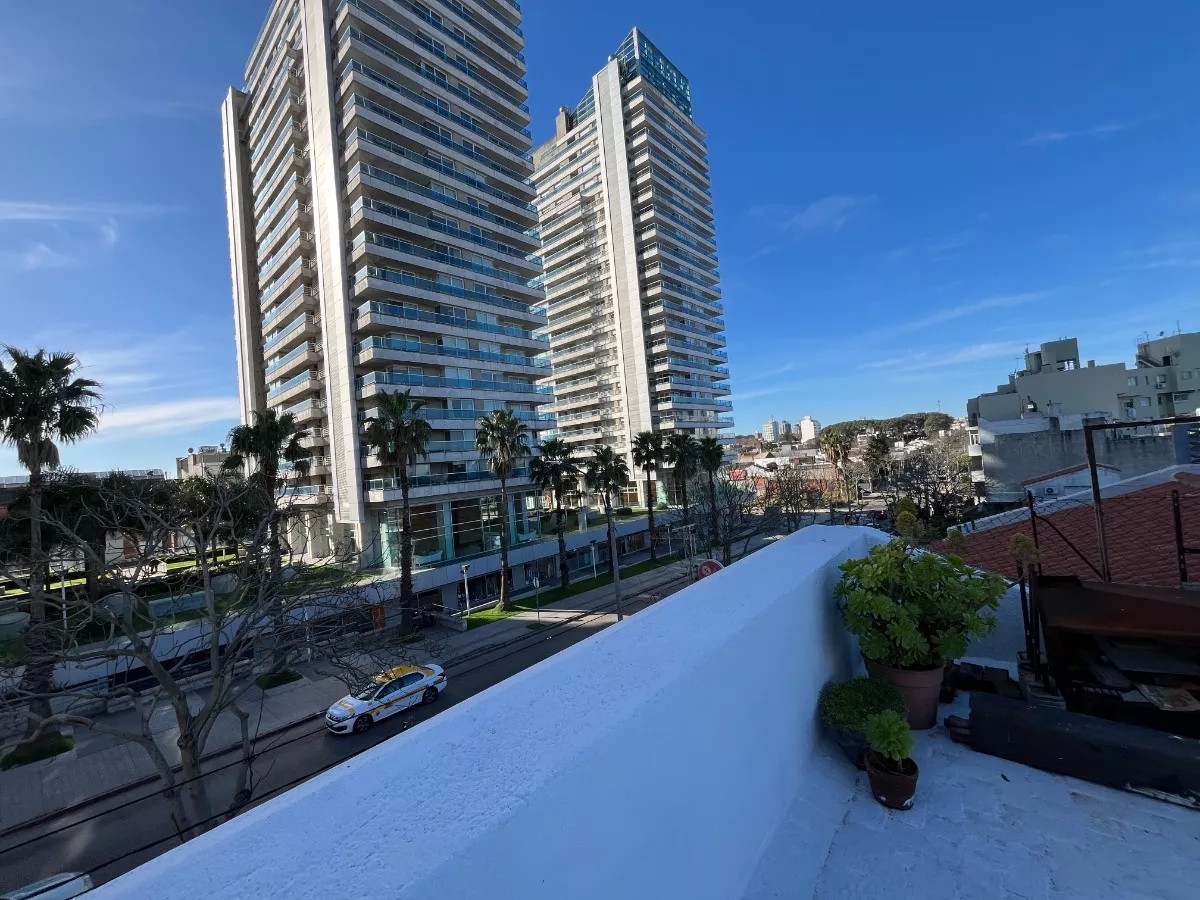 Encantadora Casa de 2 Dormitorios Con Renta En Buceo Terraza Con Vista Despejada