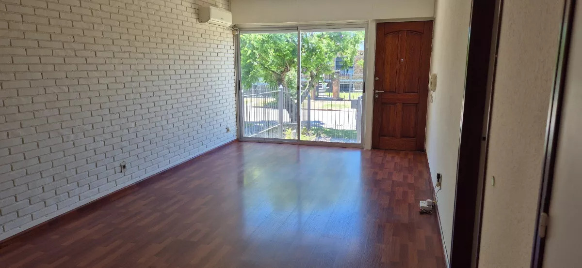 Hermosa Casa Con 3 Dorm, Patio y Cochera Para 2 Autos