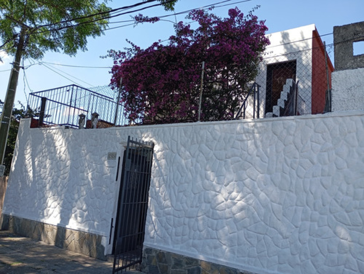 Alquiler De Casa , 4 Dormitorios , Patio Y Terraza, En Unión.