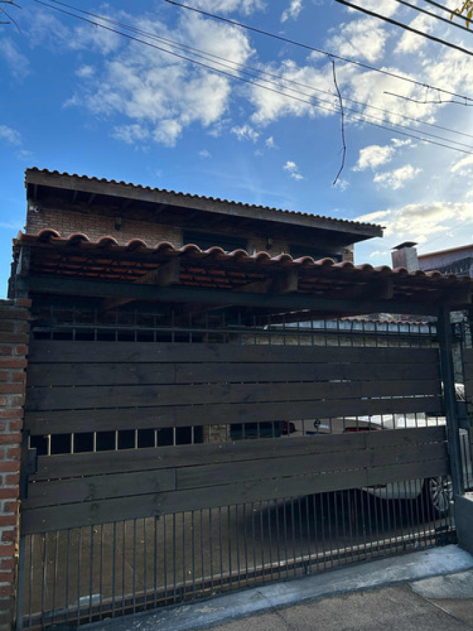 Casa 3 Dormitorios, 2 Baños, Garage Y Barbacoa En Pérez Castellanos