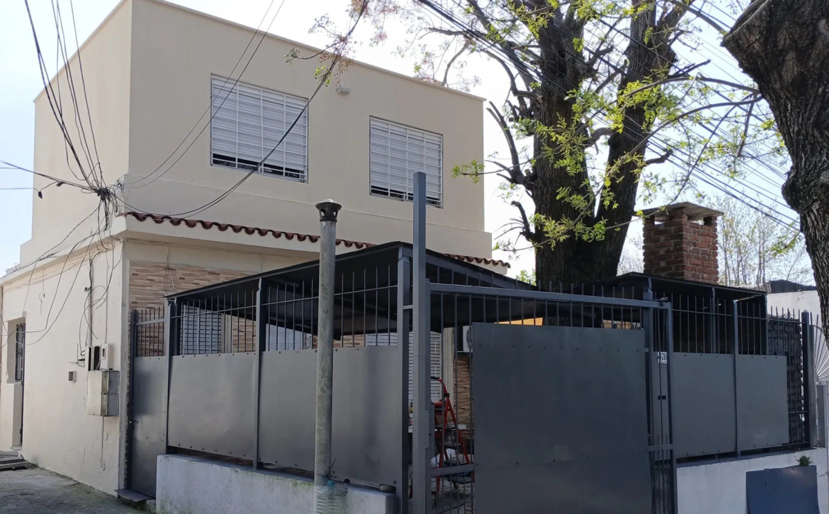Venta Casa Con Renta De 3 Dormitorios Con Cochera en Cerrito de la Victoria