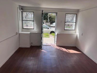 Oportunidad En Buceo! Local Comercial En Excelente Ubicación.