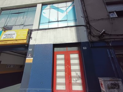 Alquiler De Local Comercial Excelente Ubicación Sin Gastos Comunes En Tres Cruces