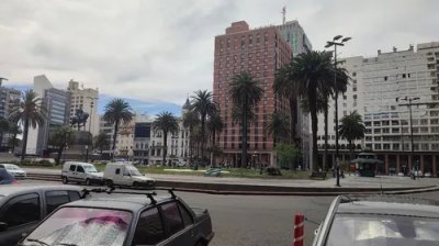 En Alquiler Oficina En Plaza Independencia Centro Excelente Punto