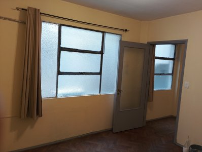 Linda Oficina Super Amplia En Ciudad Vieja
