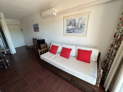 Venta apartamento dos dormitorios primera linea de playa Mansa , Punta del Este 