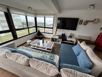 Apartamento en venta de 3 dormitorios , primera linea de la Mansa , Punta del Este 