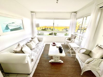 Apartamento de dos dormitorios en venta en Punta del Este 
