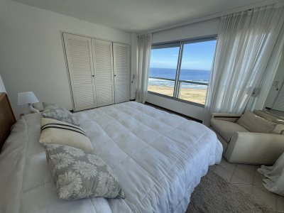 Apartamento en venta de dos dormitorios en primera linea de la Brava, Punta del Este