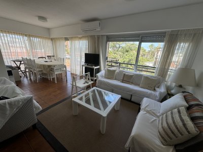 Apartamento de 3 dormitorios en venta en Punta del Este