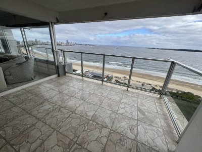 Apartamento de 3 dormitorios en venta en primera linea de Playa Mansa , Punta del Este 