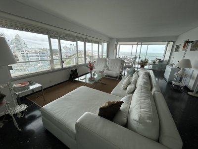 Espectacular apartamento en venta en zona de la Brava , 3 dormitorios mas servicio 