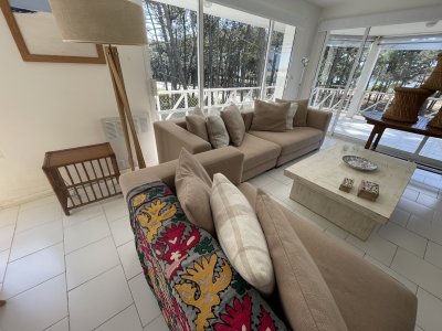 apartamento de dos dormitorios y servicio en zona Brava, Punta del Este