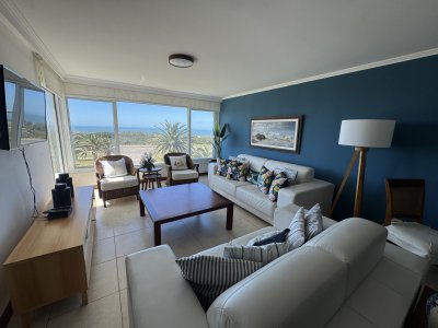 Apartamento de 4 dormitorios en venta, primera linea de playa Brava 