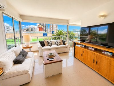 Apartamento de dos dormitorios en venta en Peninsula , Punta del Este