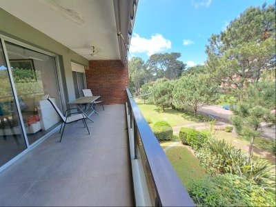 Apartamento de 4 dormitorios en Complejo Green Leaves, Punta del Este 