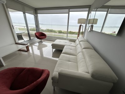 Apartamento en venta de 3 dormitorios y dependencia , en Punta del Este 