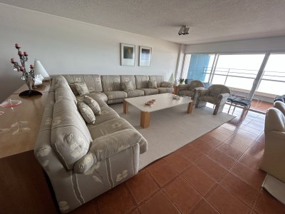 Apartamento de 3 dormitorios . primera linea Punta del Este 
