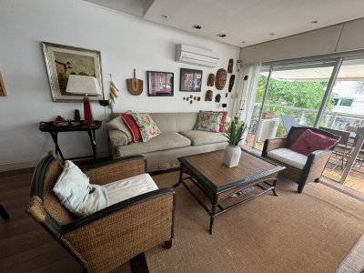 Apartamento de 3 dormitorios y servicio en venta  Punta del Este 
