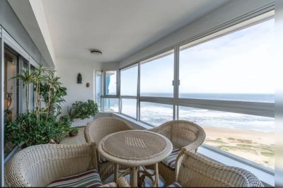 Apartamento en venta en primera linea de la Brava , 3 dormitorios y dependencia 