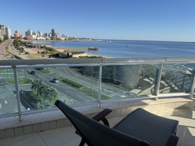Apartamento de 3 dormitorios en venta en Punta del Este en primera linea de la Mansa 