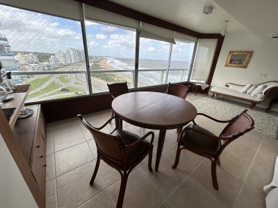 Apartamento en venta de 3 dormitorios y sevicio en Brava,Punta del Este