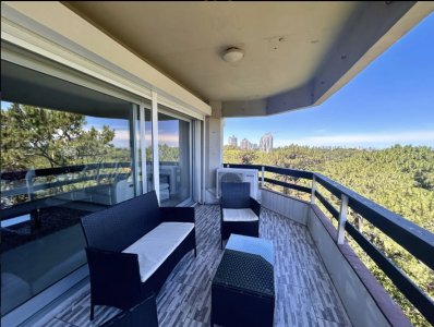 Apartamento de 3 dormitorios más dependencia en venta en Punta del Este 