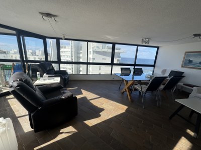 Apartamento en venta en Punta del Este de 3 dormitorios más servicio 