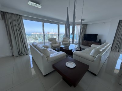 Apartamento de 3 dormitorios en venta en casino tower 