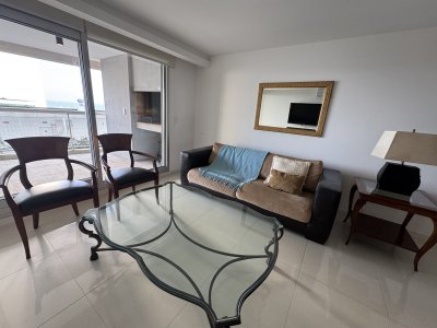 Apartamento en venta  de 3 dormitorios y servicio  en zona Brava 