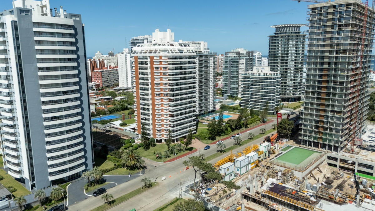 Apto de 3 dormitorios unificado en edificio Long Beach! Piso alto con vista al mar