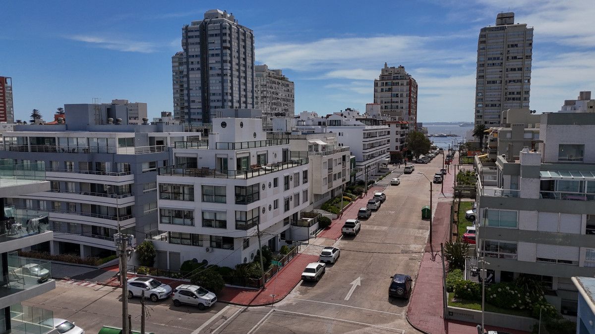 Elegante apto de 2 dormitorios en venta en Península con vista a Playa Brava.