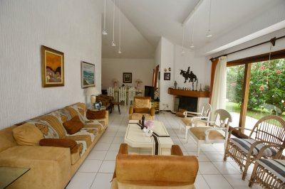 Alquiler comercial 5 dorm y 5 baños. Zona Shopping Punta