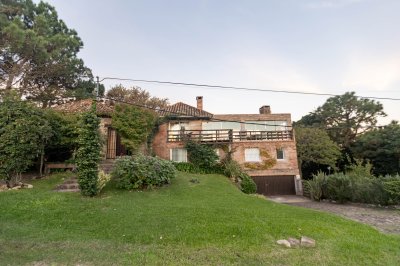 Increíble casa de 405 mts2 en venta en Punta Ballena. Vista al amanecer y al atardecer. 