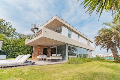 Casa de diseño en Tio Tom en alquiler invernal. 4 dorm y 4 baños frente al mar.