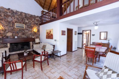 Casa quincho de 3 dorm y 3 baños en alquiler anual en Pinares a 250 mts del mar