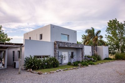 Espectacular casa en Alquiler Temporario. 4 dormitorios en suite. Ubicada en el Quijote - La Barra. 