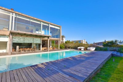 Casa de diseño en alquiler temporal. 4 dormitorios en suite a 50 mts del mar