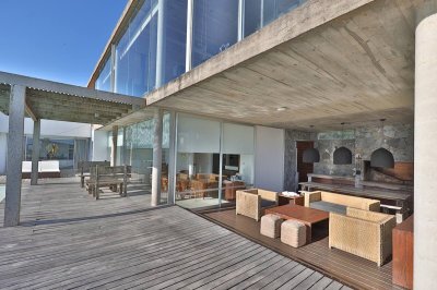 Casa de diseño en alquiler temporal. 4 dormitorios en suite a 50 mts del mar