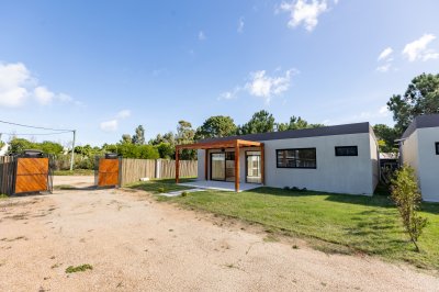 Casas de 3 dormitorios y 2 baños en venta a estrenar en La Barra. Barrio Cerrado 