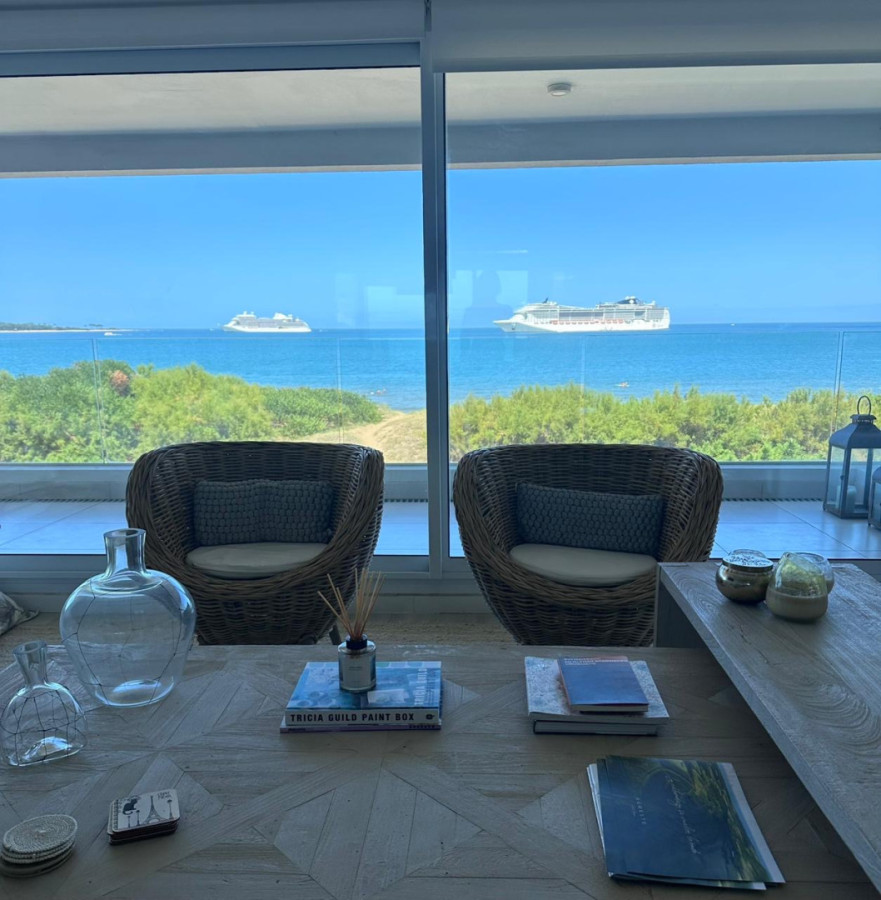 Imagen de EXCELENTE APARTAMENTO A LA VENTA CON TODA LA VISTA AL MAR PLAYA MANSA 3 DORMITORIOS