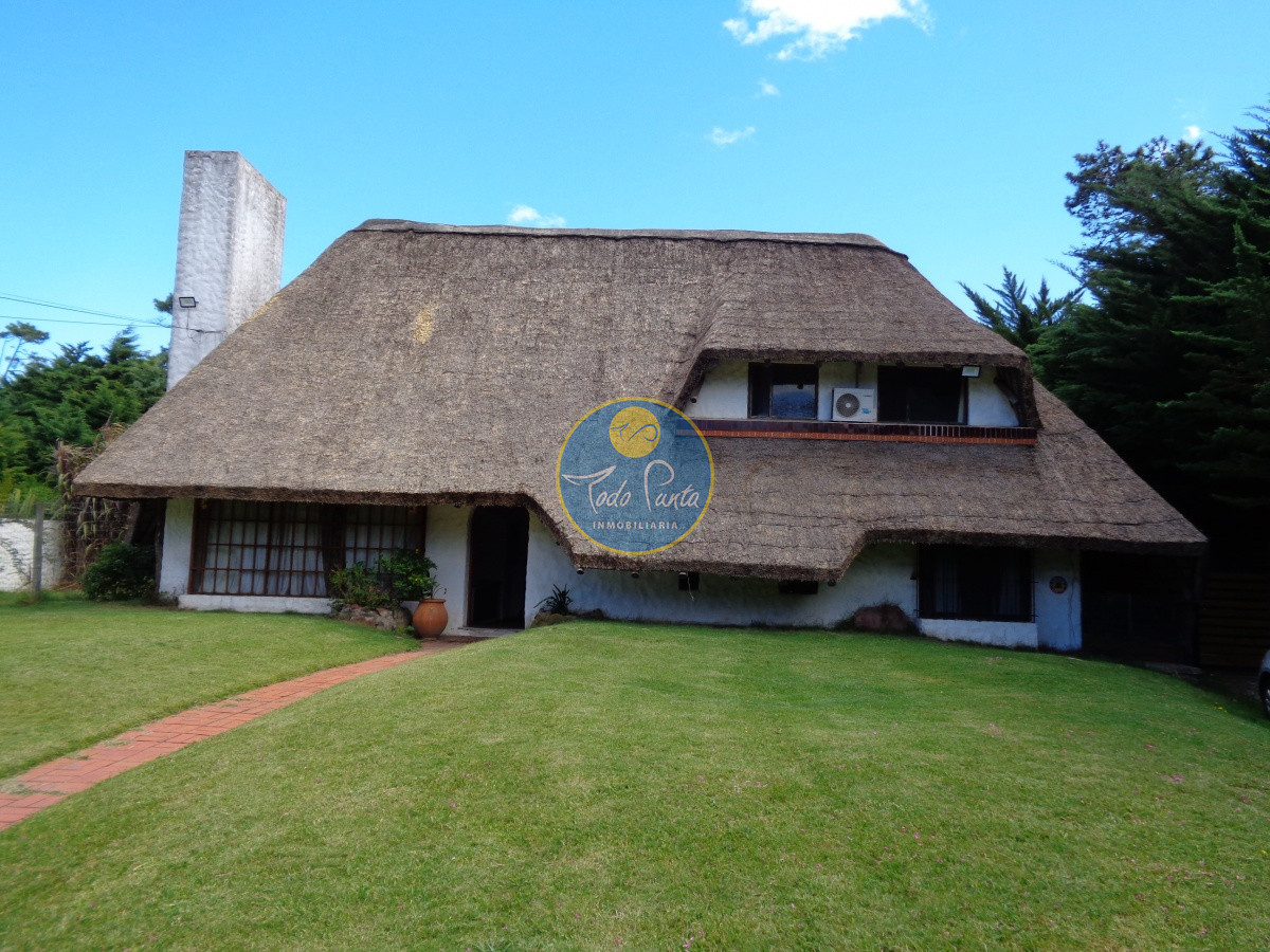 alquiler y  venta  hermosa casa en zona de prestigio, en punta del este, barrio beverly hills - tdp4376c